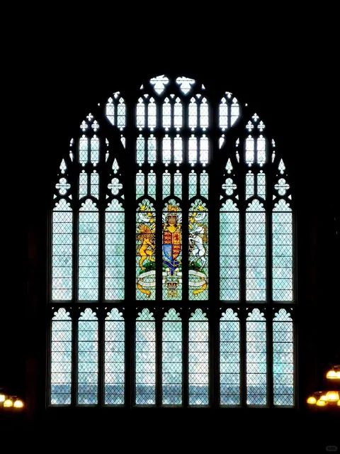 Can You Tell at a Glance It’s London? Yes — Because I’m Right Here! 📸