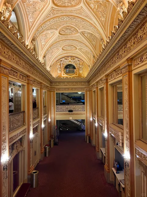 🇺🇸 Exploring Chicago: The Chicago Theatre