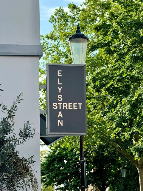 🌟 ​​Elystan Street: London's Cozy Modern British Gem​​ 🇬🇧  ​​Name:​