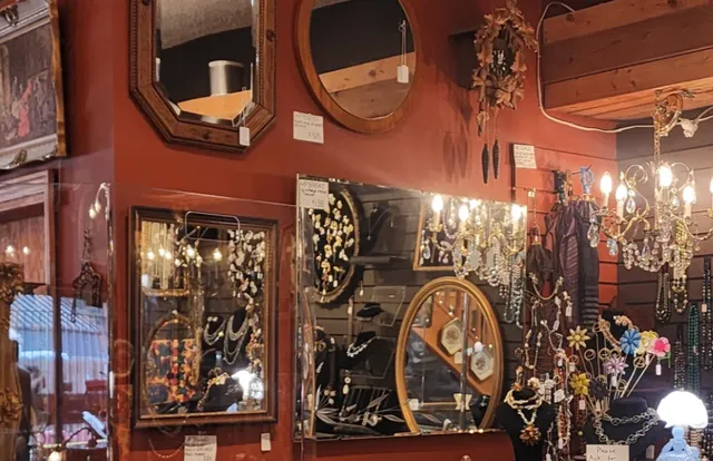 📍Edmonton｜WHYTE AVE's Hidden Vintage Gem