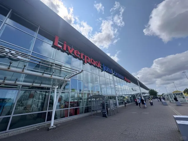 Liverpool City to Airport Guide (with Photo Spots!) ✈️📸