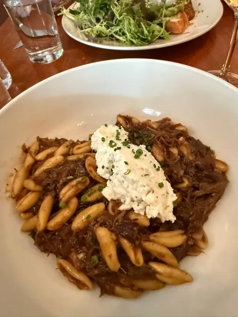 A Picturesque Atmosphere with Parisian Charm 🍷🌆