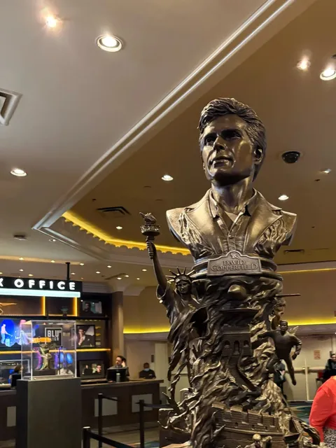 A Day in Las Vegas: Strolling, Exploring & Catching a Show 🎭