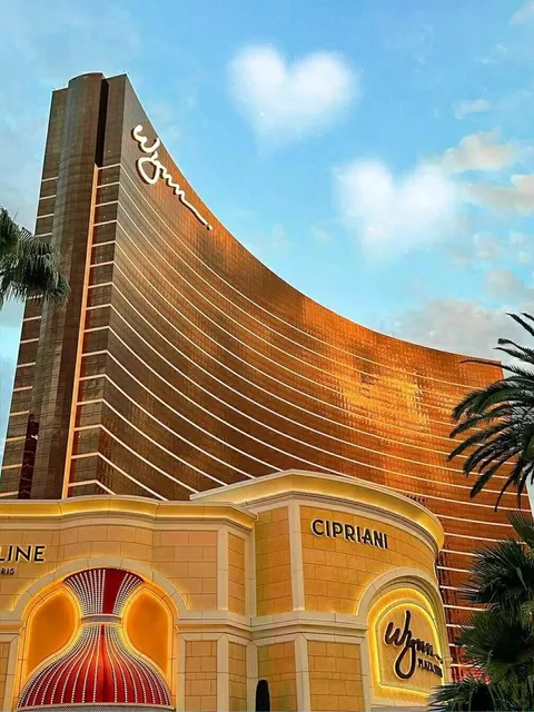 🇺🇸 You HAVE to Stay at This Hotel in Vegas! 🏨