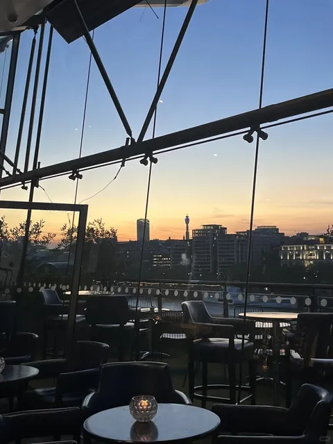  Enjoy a Beautiful Meal on the Terrace During London's Summer Time 🌟