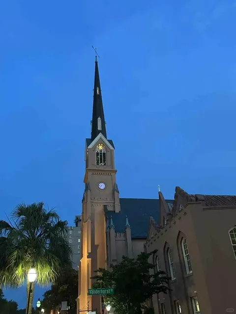 Affordable Seafood Restaurant in Charleston 🍤