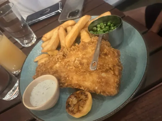 Despite the Long Wait, the Food Was Still Delicious! 🍟🐟😊