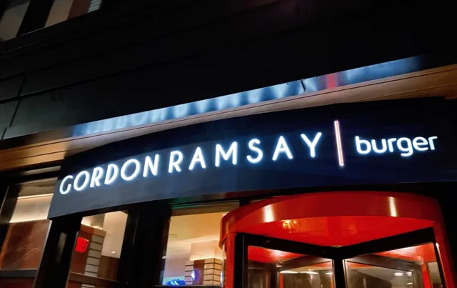 Gordon Ramsay Burger in Boston | Full Review with Prices 🍔