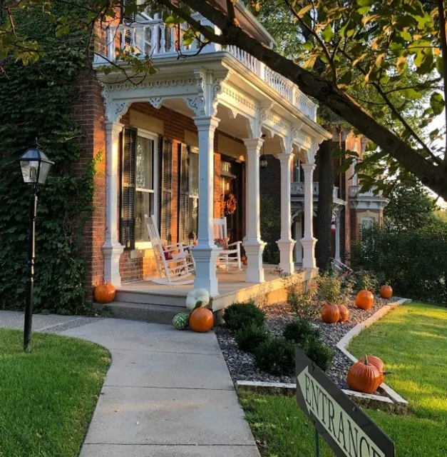 Perfect Location, an Elegant Hilltop Inn!