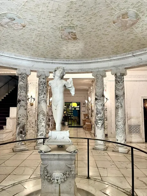 📚✨ One of New York’s Most Beautiful Bookstores: Albertine ✨📚