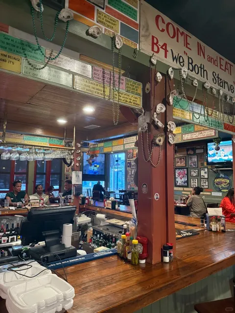 Wintzell's Oyster House in Mobile, USA 🦪 A Surprise Old Oyster Spot