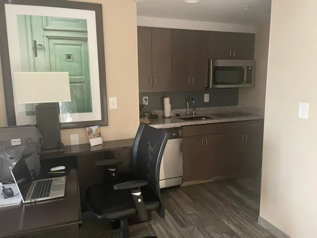 Great Location, Spacious Rooms, Mixed Housekeeping Service 🏨