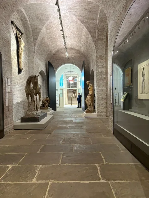 An Absolutely Amazing Art Gallery! 🎨🏛️🤔