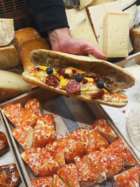 If I say that waiting in line for two hours for a baguette。。。