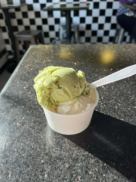 Larry's Homemade Ice Cream in DC 🍦 | A Cozy Spot in Dupont Circle!  