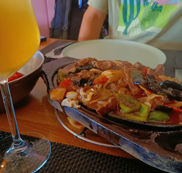 Restaurant 5 Fourch - Douala's Indian Cuisine with a Twist 🍕🥩