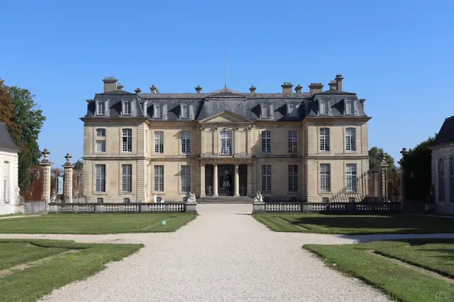 Where to Go in Paris on Mondays: Château de Champs-sur-Marne 🏰🌉