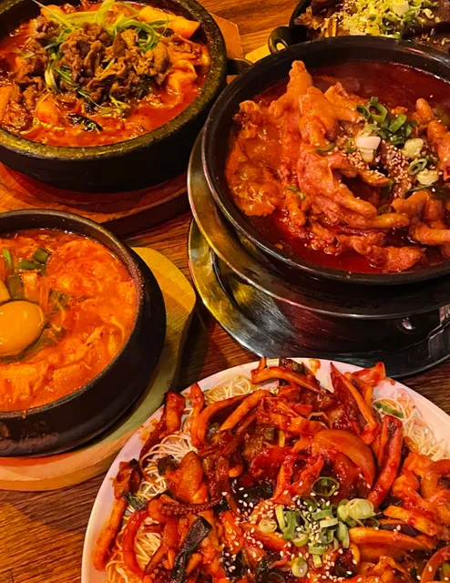 Hanshin Pocha’s Spicy Korean Chicken Feet Are FIRE! 🇰🇷