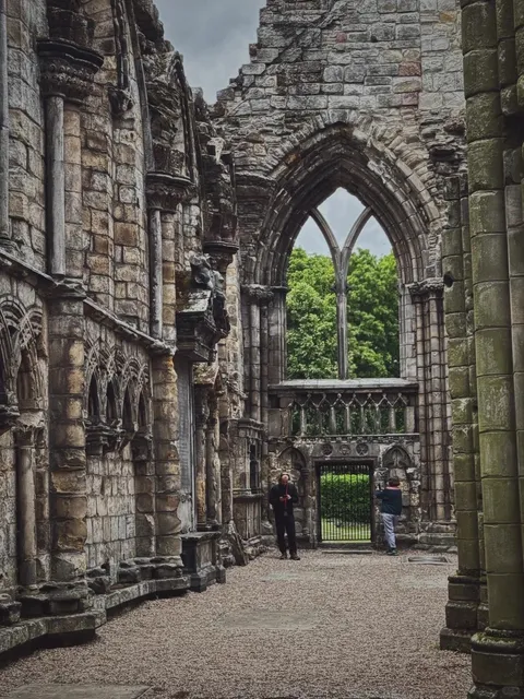 🏰 Palace of Holyroodhouse: Edinburgh's Crown Jewel You Can't Miss!