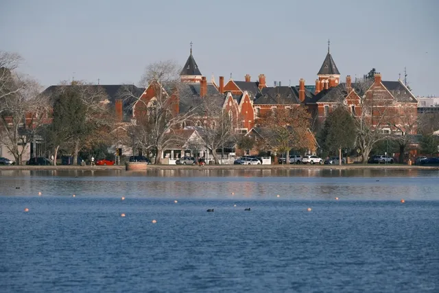 By the Lakeside in Ballarat: My Favorite Moments of Freedom 🌅