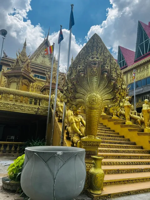 🇰🇭 Phnom Penh’s Golden Temple | Mongkol Serei Kien Khleang Pagoda