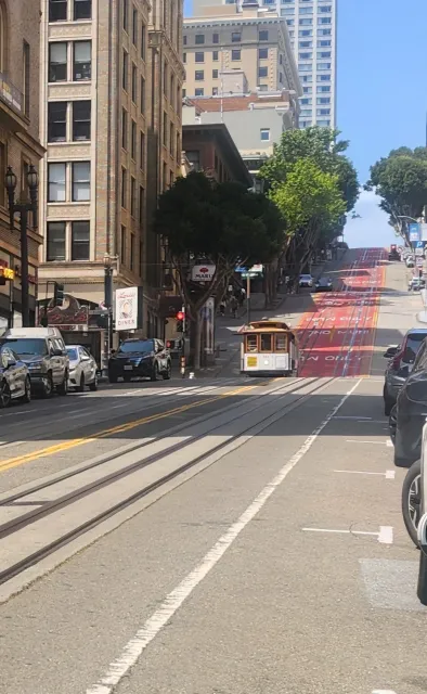 Hotel Axiom: Prime Location & Urban Convenience 🚋🏙️