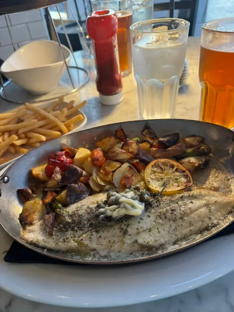 🍽️ Good Food & Staff, But Lacking Atmosphere 🏢