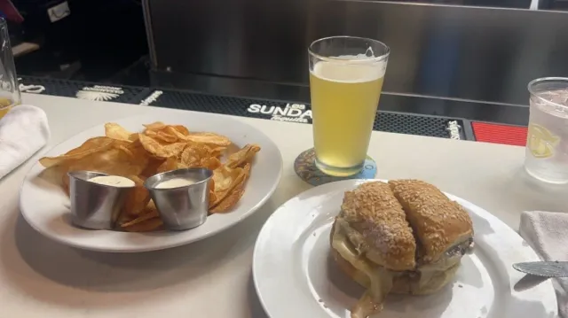 Absolutely Delicious & Lively Spot! 🍔🌟