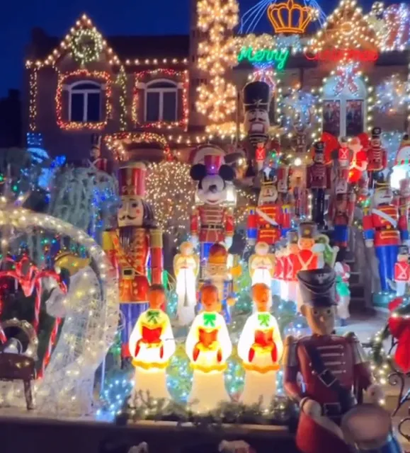 Brooklyn's Most Spectacular Light House 🎄✨