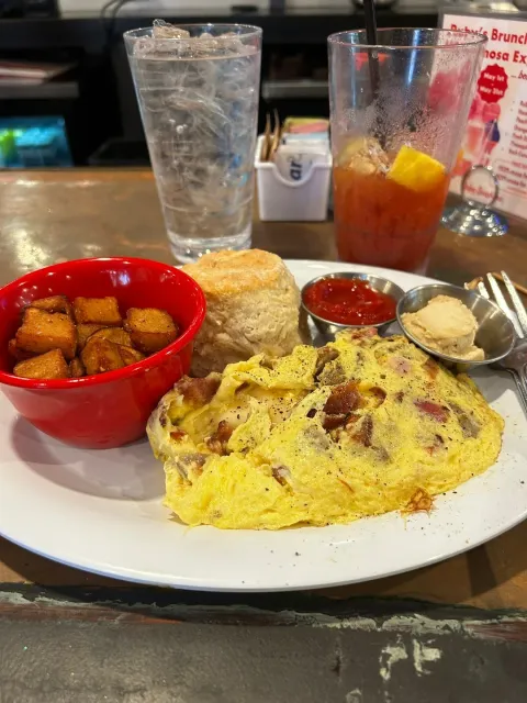 Great Food, But Prepare to Wait! 🍳⏳