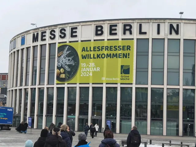 Berlin's Green Week: A Giant Markthalle! 🌿🥖