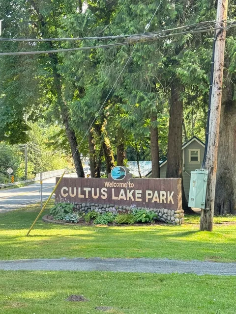 🇨🇦 ​​Cultus Lake Camping: Waterfront Fun & Foodie Wins!​​ 🏕️✨