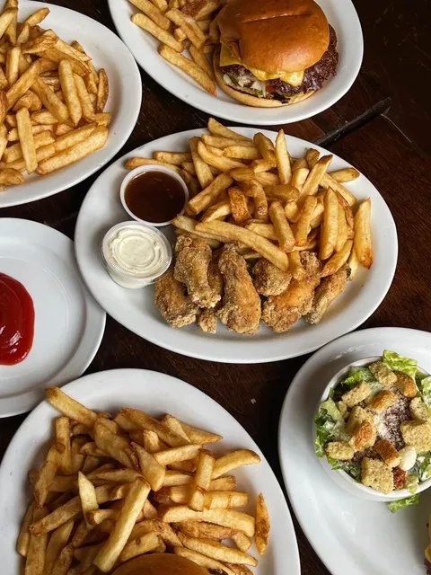 🇨🇦 Finally checked in to Kingston’s retro American-style burger join