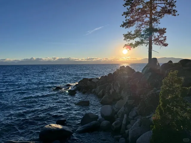 🌲 If you're in California, you CAN’T miss Lake Tahoe in the summer 😍