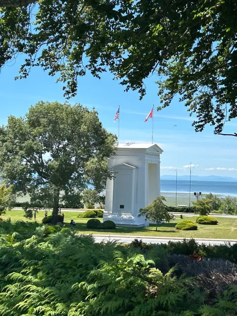 🇨🇦 Peace Arch & White Rock BC Border Adventure 🌉