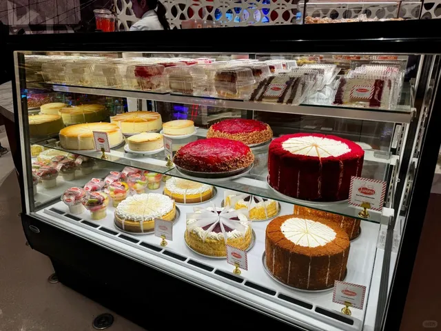 Late-Night Indulgence at Junior’s While Staying at Crockfords 🍔🍰🌙