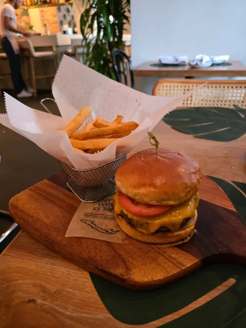 Amazing Customer Service & Delicious Food in Miami! 🌟🍔