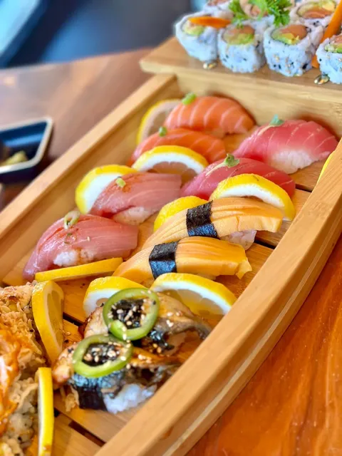 LA Ktown 🇰🇷 Sushi Boat for ~$30 per Person — So Full & So Yummy 💞