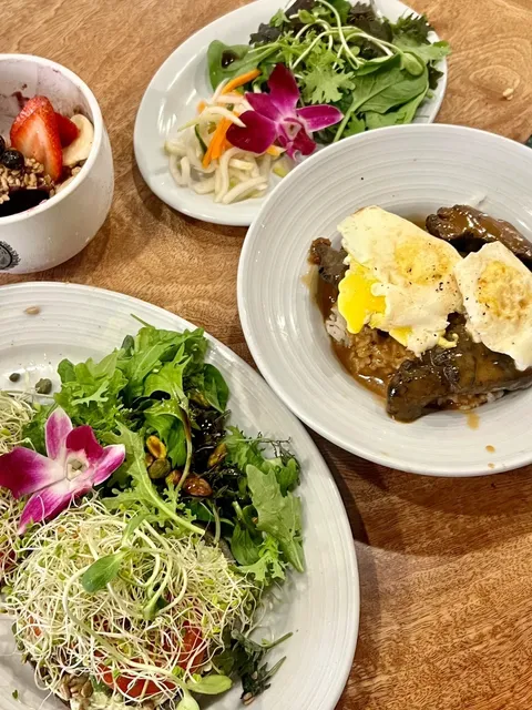 Honolulu, Hawaii | Gorgeous Brunch Spots You Can’t Miss! 🍧🌺