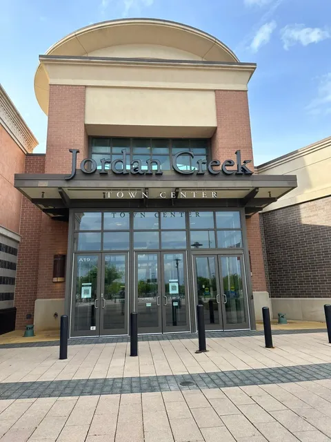 🌆 Exploring Jordan Creek Town Center – Des Moines' Largest Mall!