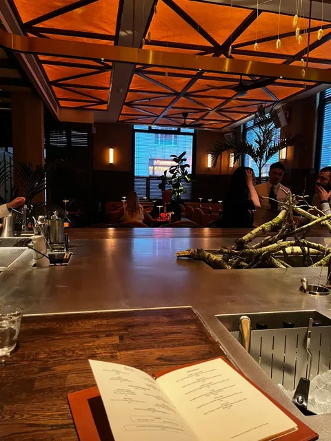 🇬🇧 Drinking in Style! Don’t Go Alone to This London Bar... 🍸😉