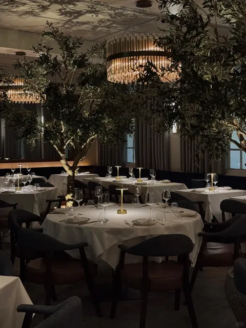 London Ladies, Rush to This Gorgeous Restaurant!!!