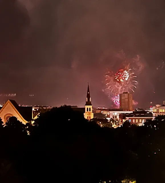 A Charming July 4th Weekend Stay with Breathtaking Fireworks! 🎆🏨