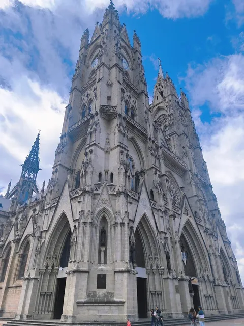 🇪🇨 Gothic Marvel in Quito: Basílica del Voto Nacional