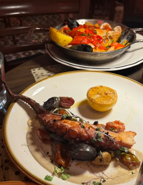 🍕 Miami's Cuban Culinary Find｜La Mulata's Mango Salad & Cheese Overlo