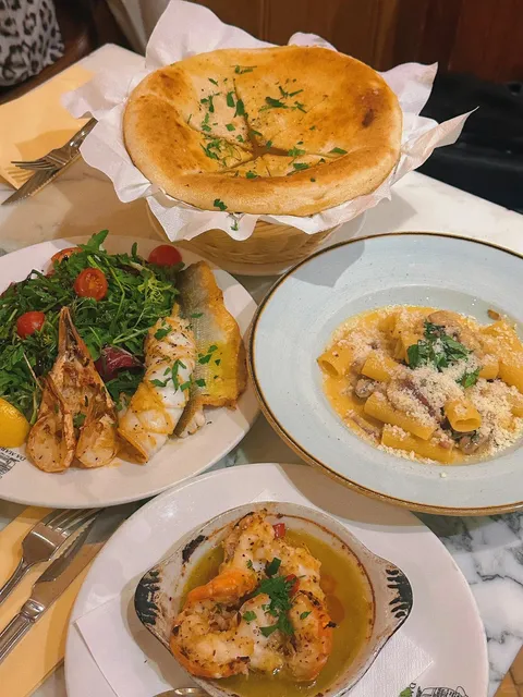 The garlic-infused seafood aroma hit the roof of my mouth