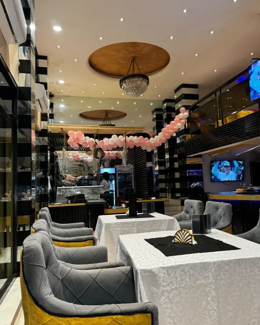 Yaoundé's Most Overrated Restaurant - A Tragic Food Review 🚨🍽️