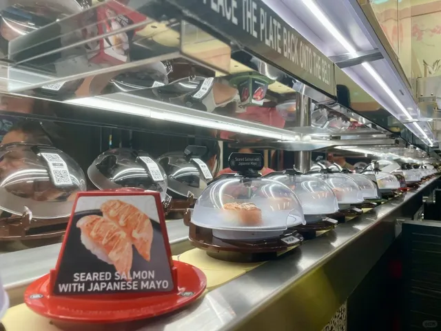 Plates Arrive by Conveyor Belt, Empty Dishes Get Sucked Away🎢