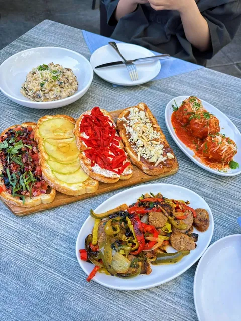 Phoenix City | Discover a lakeside Italian restaurant in Chandler