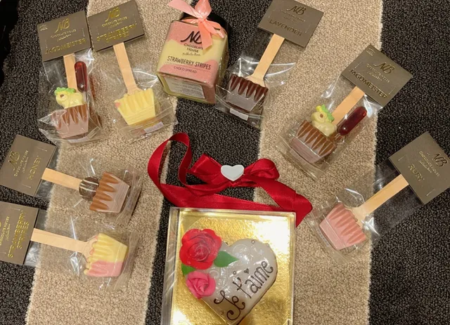 Super Popular Dessert Shop Right in Front of the Palace 💜